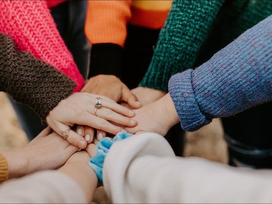 Jak fundacje skutecznie wspierają rodziny w kryzysie uzależnień