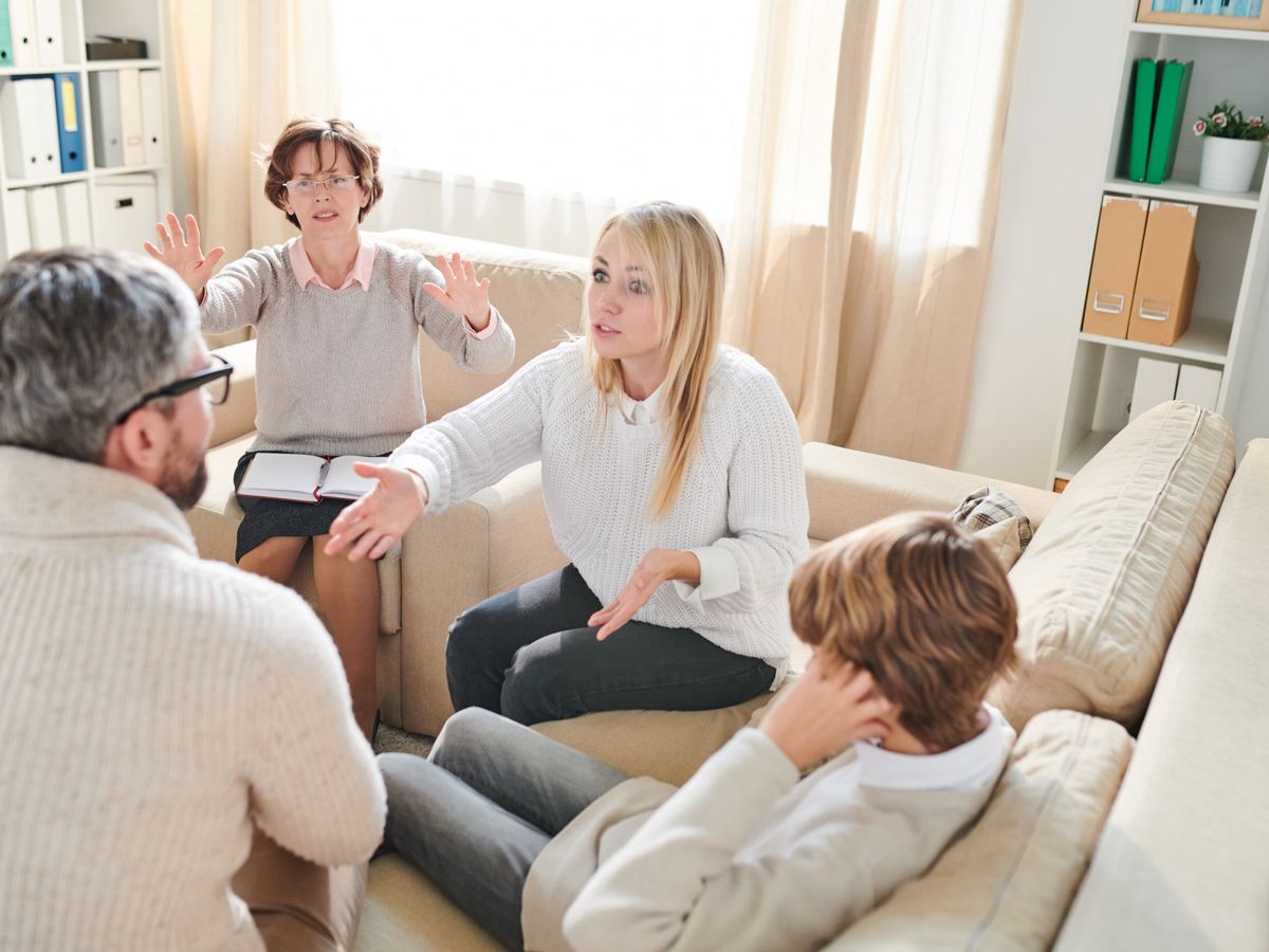 Wsparcie psychologiczne dla rodzin osób z problemami uzależnień – jak pomóc sobie i bliskim?