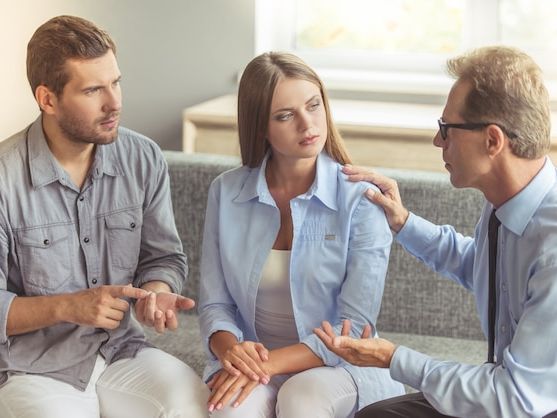 Wsparcie psychologiczne dla rodzin osób z problemem alkoholowym – jak skutecznie pomagać bliskim?